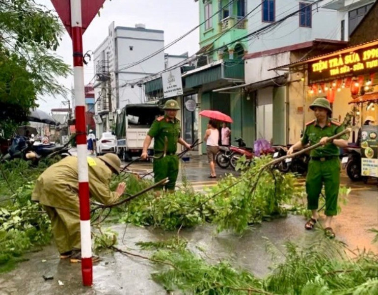 Với phương châm “4 tại chỗ”, “3 sẵn sàng”, Công an tỉnh Ninh Bình phát huy tinh thần chủ động, sẵn sàng, không để bị động, bất ngờ, góp phần bảo đảm an toàn tuyệt đối cho nhân dân trước, trong và sau bão số 3. img-0037-8076.jpg