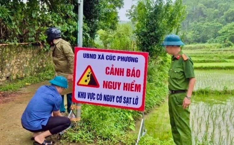 Công an các đơn vị, địa phương duy trì quân số thường trực tại hiện trường, hỗ trợ, giúp đỡ nhân dân. img-0036-6500.jpg
