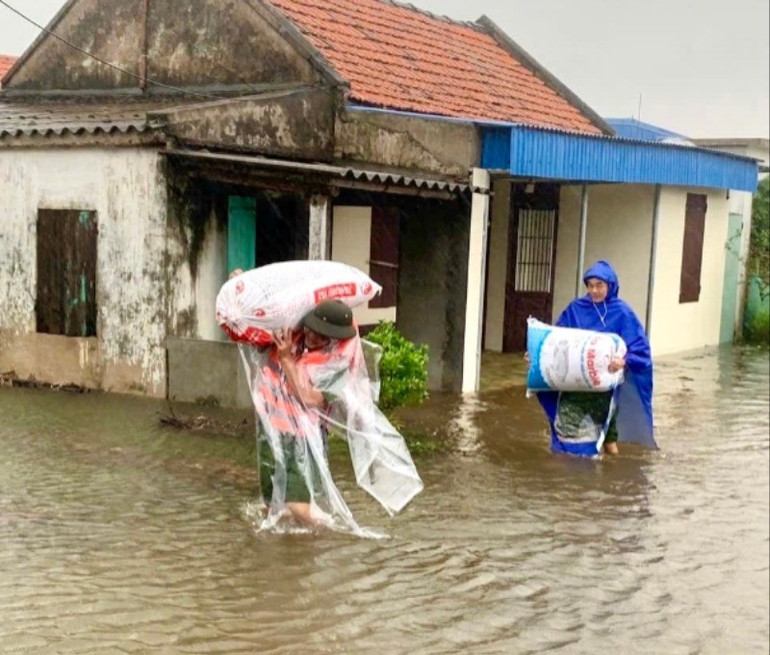 Nỗ lực di dời tài sản cho người dân khi nước dâng cao. img-0032-8057.jpg