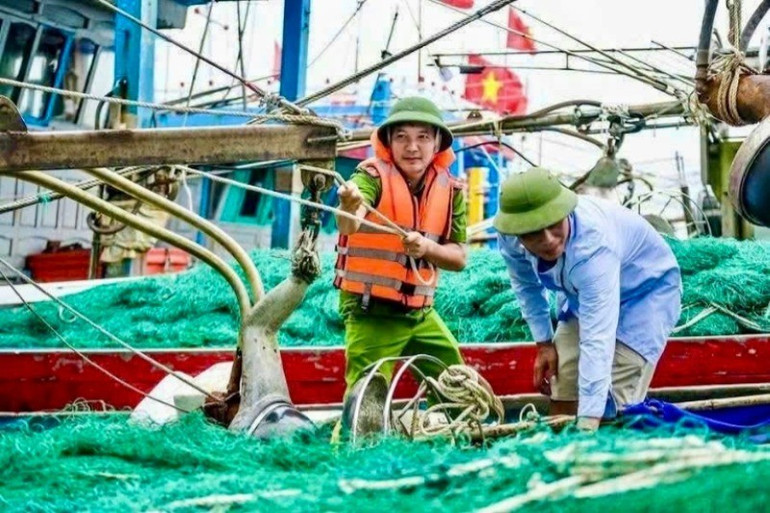 Công an Ninh Bình hỗ trợ người dân đưa tàu thuyền về nơi tránh trú an toàn. img-0015-3026.jpg