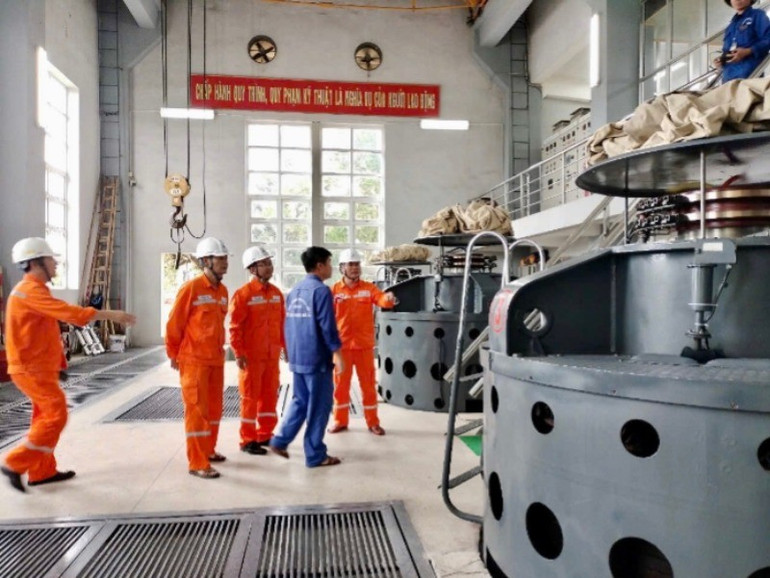 Bảo đảm an toàn điện cho các trạm bơm tiêu úng trong và sau bão. (Ảnh: VĂN LÚA) img-0051-1063.jpg