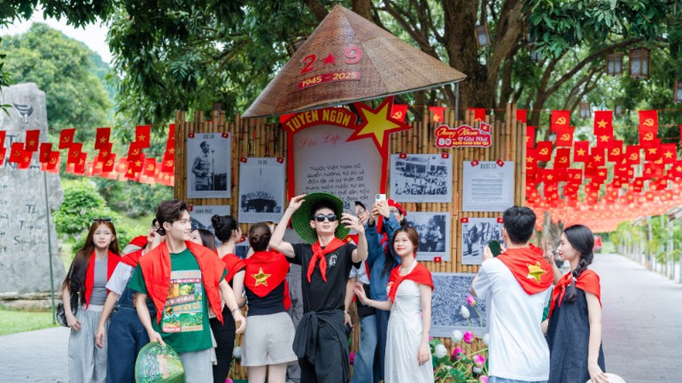 ចំណុចលេចធ្លោនៅទីនេះគឺ “ផ្លូវប្រវត្តិសាស្ត្រ” ដែលមានស៊ុមឫស្សីបង្កើតឡើងវិញនូវសេចក្តីប្រកាសឯករាជ្យឆ្នាំ 1945 ដោយរំឮកដល់ពេលវេលាប្រវត្តិសាស្ត្រដ៏ពិសិដ្ឋនៅពេលដែលពូអានសេចក្តីប្រកាសផ្តល់កំណើតដល់សាធារណៈរដ្ឋប្រជាធិបតេយ្យវៀតណាម។ ឬផ្ទាំងគំនូរ dsc00790-8272.jpg