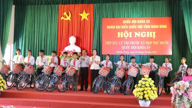 Đồng chí Nguyễn Thị Thanh, Phó Chủ tịch Quốc hội và Chủ tịch Ủy ban nhân dân tỉnh Ninh Bình Phạm Quang Ngọc trao tặng quà và xe đạp tại xã Khánh Trung. img-4792-9292.jpg