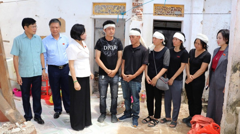 Đồng chí Phó Chủ tịch Quốc hội thăm hỏi, động viên, chia buồn với thân nhân và gia đình có người tử vong do ảnh hưởng của bão số 10, dông lốc ở xóm 4, xã Chất Bình. img-4794-6543.jpg
