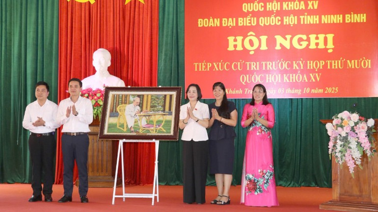 Phó Chủ tịch Quốc hội trao tặng tranh Bác Hồ cho Đảng bộ, chính quyền và nhân dân xã Khánh Trung. img-4791-9010.jpg