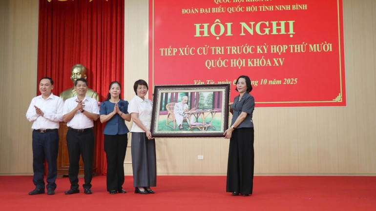 Phó Chủ tịch Quốc hội trao tặng tranh Bác Hồ cho Đảng bộ, chính quyền và nhân dân xã Yên Từ. img-4799-1-4990.jpg