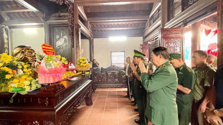 Para delegasi dengan hormat mempersembahkan dupa, untuk mengenang kontribusi dan karier kreatif musisi Van Cao. img-8747-1259.jpg