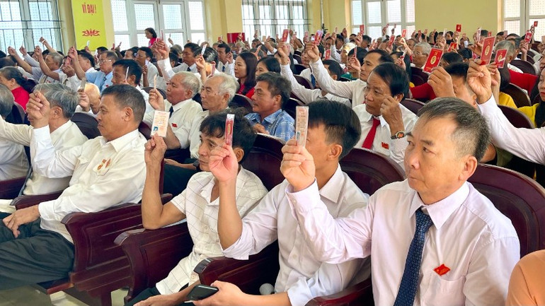 Các đại biểu biểu quyết thông qua Nghị quyết Đại hội. Các đại biểu biểu quyết thông qua Nghị quyết Đại hội.