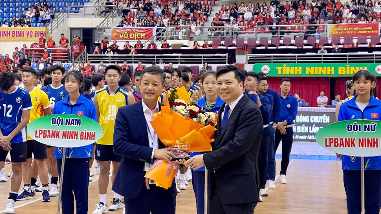 Ban tổ chức trao hoa và cúp lưu niệm cho nhà tài trợ.