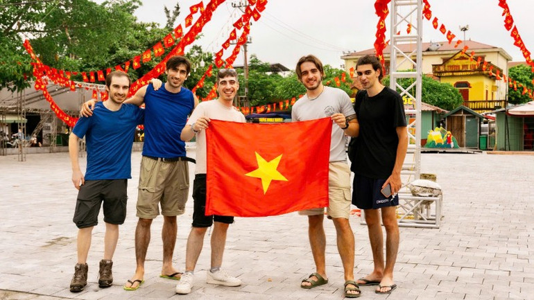 ភ្ញៀវទេសចរបរទេសរំភើប និងរីករាយចំពោះការរៀបចំប្រកបដោយការគិតគូររបស់តំបន់ទេសចរណ៍ Ninh Binh។ img-2196-7470.jpg