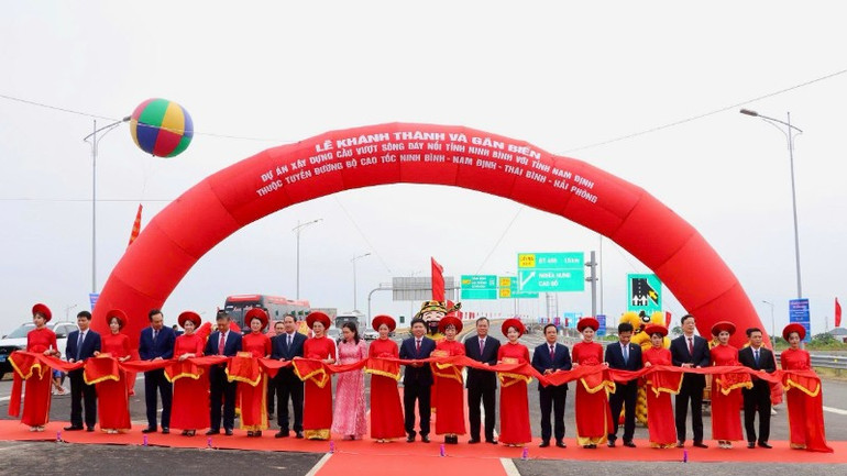 Các đại biểu thực hiện nghi thức cắt băng khánh thành công trình dự án xây dựng cầu vượt sông Đáy nối tỉnh Ninh Bình với Nam Định, thuộc tuyến đường bộ cao tốc Ninh Bình-Nam Định-Thái Bình-Hải Phòng, vị trí đầu cầu tại xã Khánh Thiện. Các đại biểu thực hiện nghi thức cắt băng khánh thành công trình dự án xây dựng cầu vượt sông Đáy nối tỉnh Ninh Bình với Nam Định, thuộc tuyến đường bộ cao tốc Ninh Bình-Nam Định-Thái Bình-Hải Phòng, vị trí đầu cầu tại xã Khánh Thiện.