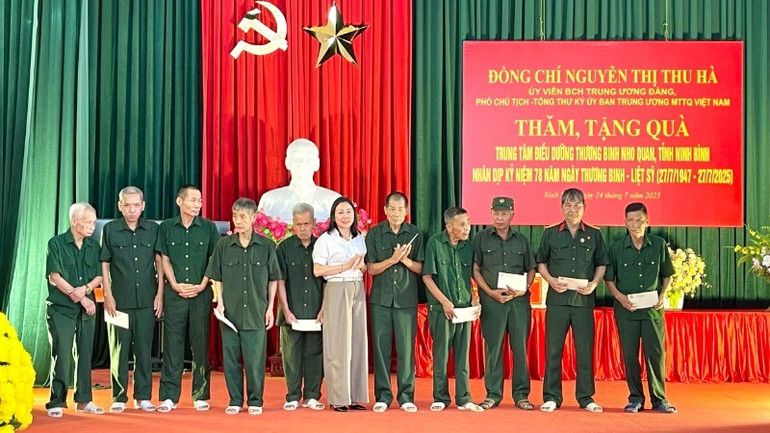 Đồng chí Đinh Thị Lụa, Phó Bí thư thường trực Tỉnh ủy Ninh Bình tặng quà cho các thương, bệnh binh, người có công. img-0185-2929.jpg