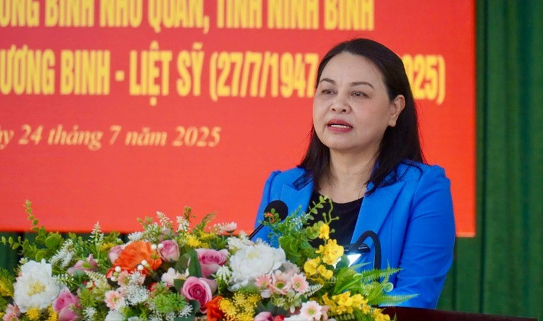 Đồng chí Nguyễn Thị Thu Hà, Ủy viên Trung ương Đảng, Phó Chủ tịch -Tổng Thư ký Ủy ban Trung ương Mặt trận Tổ quốc Việt Nam gửi lời chúc sức khỏe tới các thương, bệnh binh, người có công đang điều trị tại Trung tâm và đội ngũ cán bộ, y bác sĩ luôn nhiệt tình, trách nhiệm với công việc. img-0192-3660.jpg