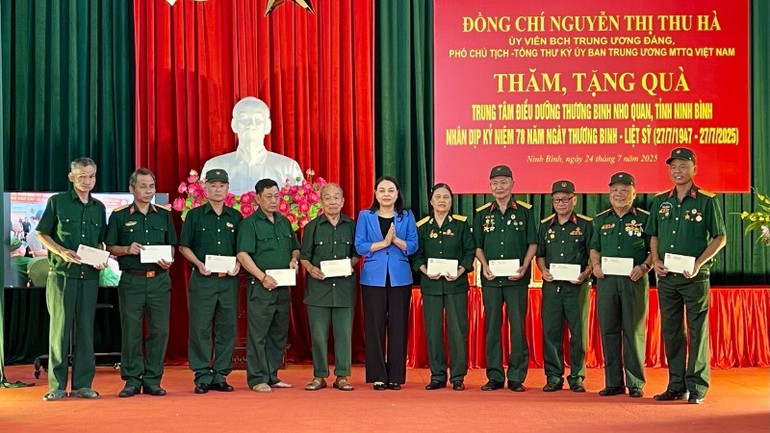 Các thương binh, bệnh binh, người có công với cách mạng vui mừng, phấn khởi khi nhận được sự quan tâm, hỏi thăm từ các lãnh đạo Trung ương và địa phương. img-0183-4982.jpg