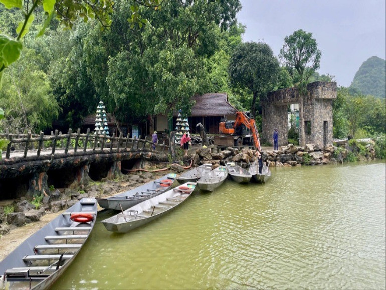 Khu du lịch sinh thái Thung Nham tiến hành kéo toàn bộ thuyền, xuồng lên bờ, tránh hư hỏng. img-9951-7446.jpg