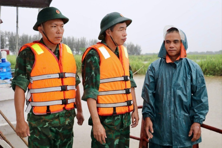 Lực lượng Đồn Biên phòng Kim Sơn tuyên truyền cho người dân về công tác phòng, chống bão số 3. img-9984-7068.jpg