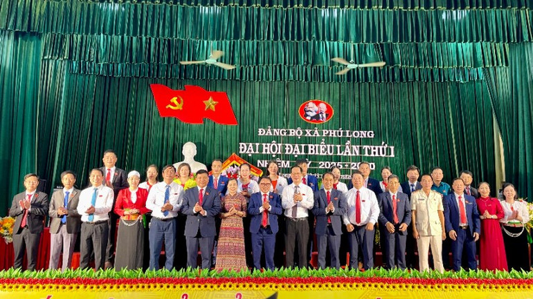 Các đại biểu chụp ảnh với Ban Chấp hành Đảng bộ xã Phú Long, nhiệm kỳ 2025-2030. img-1151-3049.jpg