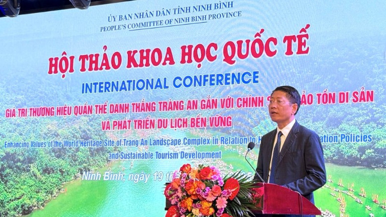 Đồng chí Trần Song Tùng, Phó Chủ tịch thường trực Ủy ban nhân dân tỉnh Ninh Bình phát biểu tại Hội thảo. img-1614-2501.jpg