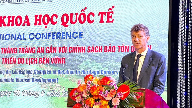 Ông Jonathan Wallace Baker, Trưởng Văn phòng đại diện UNESCO tại Việt Nam phát biểu tại Hội thảo. img-1604-8518.jpg