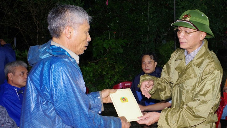 Đồng chí Đại tá Kiều Hữu Tuyển, Phó Giám đốc Công an tỉnh trao kinh phí hỗ trợ cho gia đình nạn nhân bị tử vong do dông, lốc. ab3dac0b-78e6-4c99-9027-5b226eb99318-3640.jpg