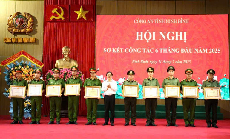 Chủ tịch Ủy ban nhân dân tỉnh Ninh Bình Phạm Quang Ngọc trao Bằng khen của UBND tỉnh tặng các tập thể, cá nhân có thành tích xuất sắc. (Ảnh: Thanh Thủy) z6794012591529-4f3cc673dd3eaba7835e5811bfc21123.jpg