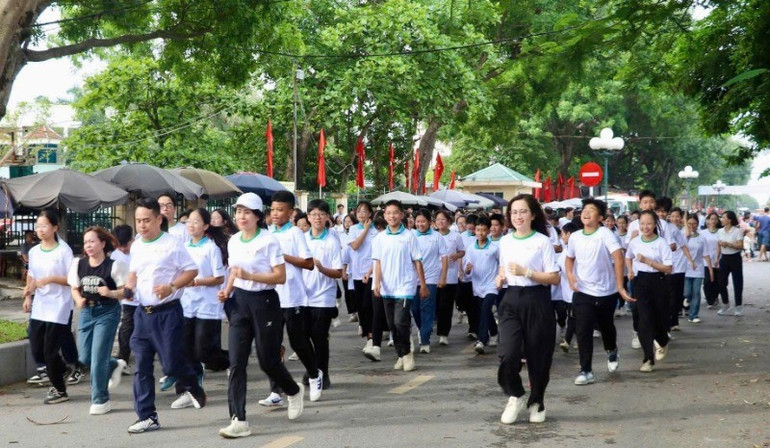 Các đại biểu, học sinh, vận động viên bơi và học viên tham gia chạy đồng hành cự ly 1km ngay sau lễ khai mạc. 1e74dac8-c79b-45e8-9333-87590807c0f4-4649.jpg