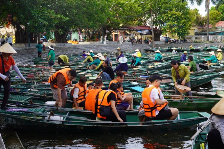 Visitors are fully equipped with life jackets when going boating. b938df0d-238a-407c-a495-c780b1ac17bd-1515.jpg