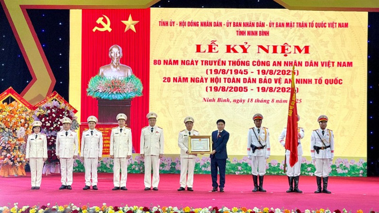 Phòng An ninh điều tra Công an tỉnh vinh dự nhận Huân chương Chiến công hạng Ba. img-1568-6500.jpg