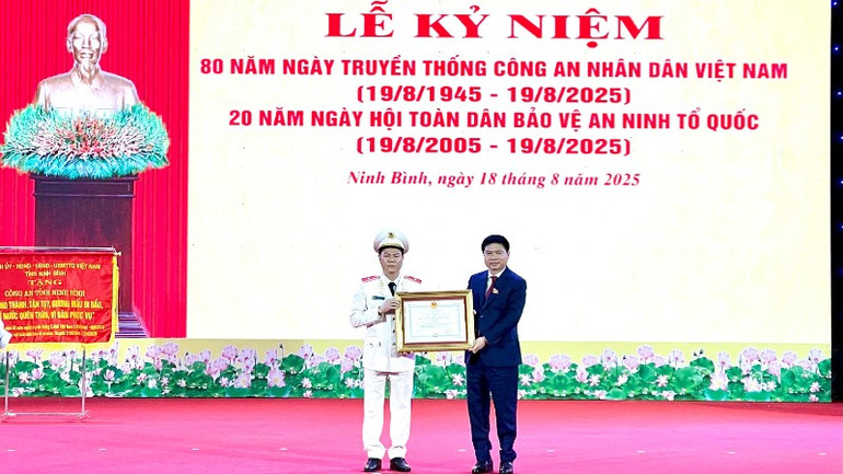 Thiếu tướng Nguyễn Hữu Mạnh, Giám đốc Công an tỉnh Ninh Bình nhận Huân chương Chiến công hạng Nhất của Chủ tịch nước. img-1561-2192.jpg