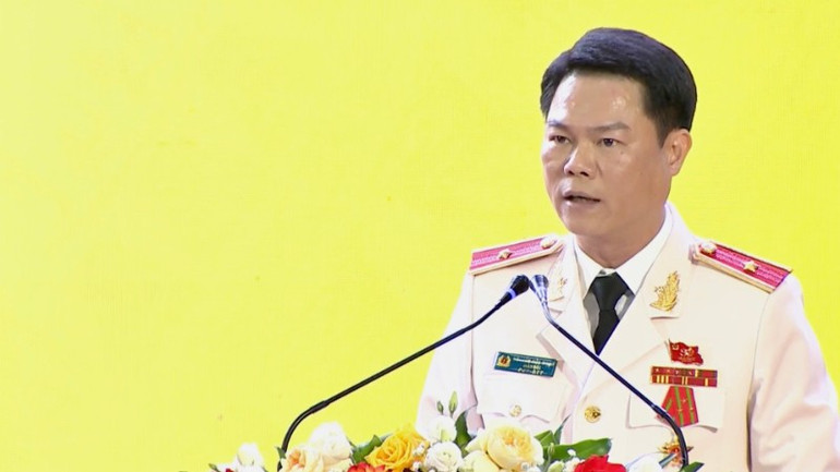 Thiếu tướng Nguyễn Hữu Mạnh, Ủy viên Ban Thường vụ Tỉnh ủy, Giám đốc Công an tỉnh Ninh Bình phát biểu tại buổi lễ. img-1573-985.jpg
