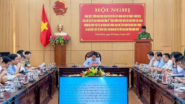 Hội nghị được tổ chức kết hợp trực tiếp tại điểm cầu chính của Ủy ban nhân dân tỉnh và kết nối trực tuyến tới điểm cầu tại các xã, phường trong toàn tỉnh. Hội nghị được tổ chức kết hợp trực tiếp tại điểm cầu chính của Ủy ban nhân dân tỉnh và kết nối trực tuyến tới điểm cầu tại các xã, phường trong toàn tỉnh.