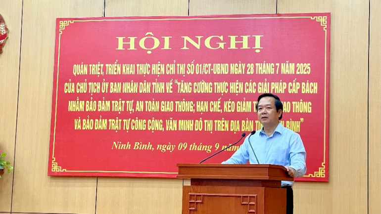 Đồng chí Phạm Quang Ngọc, Phó Bí thư Tỉnh ủy, Chủ tịch Ủy ban nhân dân tỉnh, Trưởng Ban an toàn giao thông tỉnh Ninh Bình phát biểu tại hội nghị. img-3059-2164.jpg
