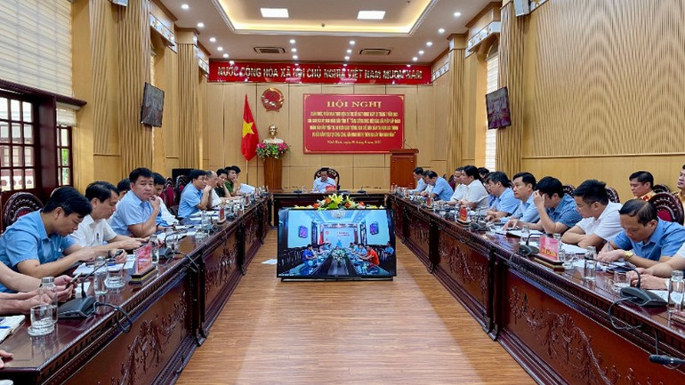 Các đại biểu cũng đã thảo luận nhiều nội dung quan trọng như: công tác tham mưu quy hoạch hệ thống giao thông tĩnh; việc phát triển vận tải hành khách công cộng, khắc phục giải quyết điểm hay xảy ra tai nạn giao thông, điểm tiềm ẩn tai nạn giao thông đường bộ; ứng dụng công nghệ vào hoạt động quản lý, giám sát, hỗ trợ hoạt động kinh doanh vận tải … Các đại biểu cũng đã thảo luận nhiều nội dung quan trọng như: công tác tham mưu quy hoạch hệ thống giao thông tĩnh; việc phát triển vận tải hành khách công cộng, khắc phục giải quyết điểm hay xảy ra tai nạn giao thông, điểm tiềm ẩn tai nạn giao thông đường bộ; ứng dụng công nghệ vào hoạt động quản lý, giám sát, hỗ trợ hoạt động kinh doanh vận tải …
