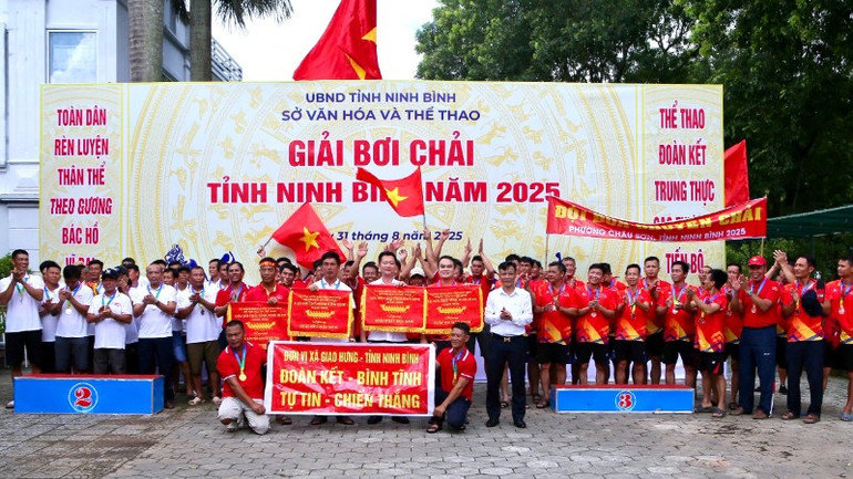 Ban tổ chức trao giải cho các đội đoạt giải. img-2363-1-4094.jpg