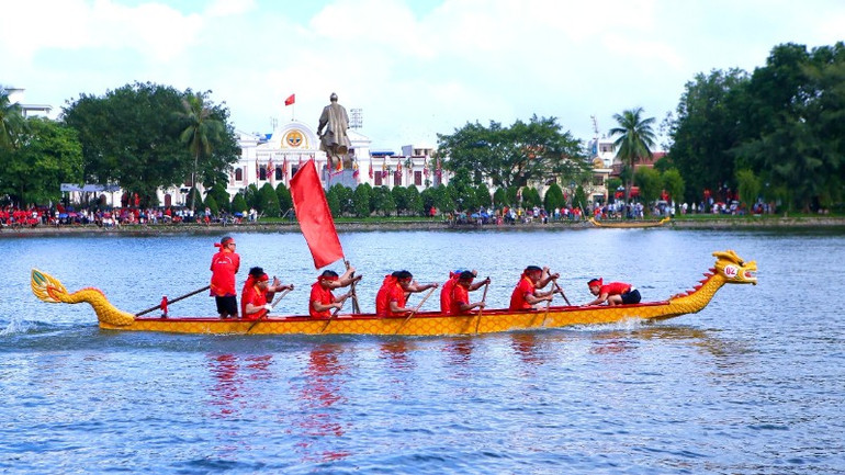 Các đội tham gia tranh tài tại Giải bơi chải tỉnh Ninh Bình năm 2025. img-2362-2270.jpg
