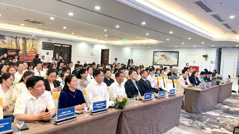 Delegații care participă la program. Các đại biểu tham dự chương trình.