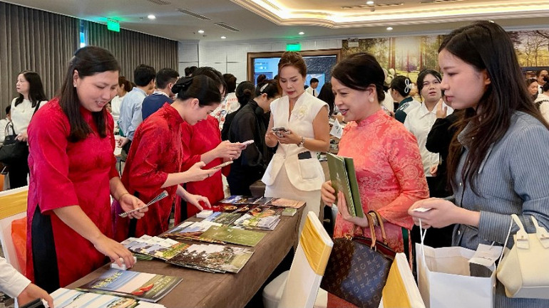 O sesiune de afaceri între companiile internaționale de turism și Ninh Binh pentru schimbul de informații, căutarea de oportunități de cooperare și crearea de legături pentru dezvoltarea de produse turistice în cadrul programului. img-5773-7237.jpg