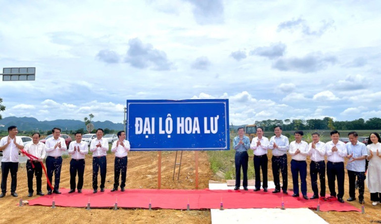 Các đại biểu thực hiện nghi thức gắn biển tên Đại lộ Hoa Lư tại buổi lễ. 22e41635-5e73-4f4d-bd07-713c424bfbf9-5016.jpg
