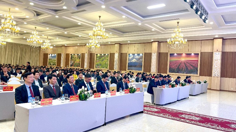 Các đại biểu tham dự buổi lễ.