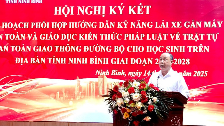 Đồng chí Nguyễn Văn Thuận, Phó Giám đốc Sở Giáo dục và Đào tạo tỉnh Ninh Bình phát biểu tại hội nghị. img-5494-105.jpg