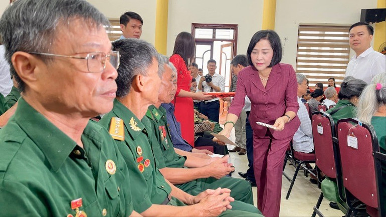 Phó Chủ tịch Quốc hội Nguyễn Thị Thanh trao quà tại xã Quỳnh Lưu. img-0230-7422.jpg