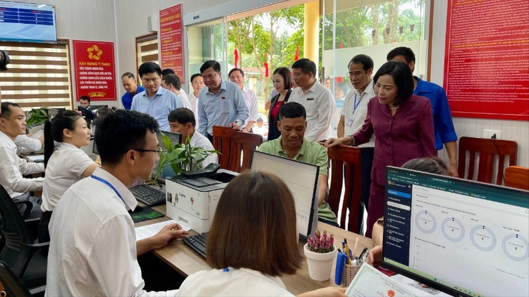 Cũng nhân dịp này, Phó Chủ tịch Quốc hội Nguyễn Thị Thanh đã thăm hỏi, động viên cán bộ, người lao động tại Trung tâm phục vụ hành chính công các xã. img-0263-7948.jpg