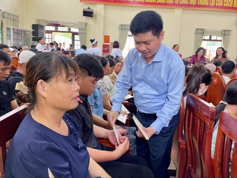 Đồng chí Trương Quốc Huy, Bí thư Tỉnh ủy, Trưởng Đoàn đại biểu Quốc hội tỉnh Ninh Bình gửi lời thăm hỏi ân cần cũng như tình cảm trận trọng đến các thương binh, bệnh binh, thân nhân liệt sĩ và người có công với cách mạng tại xã Phú Long. img-0249-8121.jpg