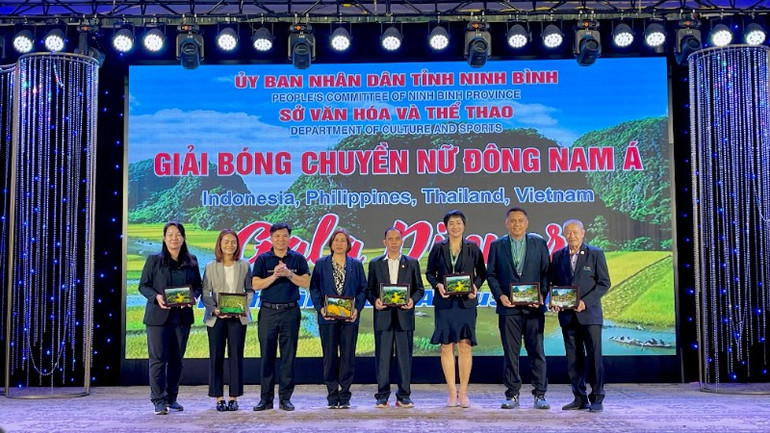 Trước đó, để tiếp nối không khí hữu nghị, tình đoàn kết trước giải đấu, Sở Văn hóa và Thể thao tỉnh Ninh Bình đã tổ chức chương trình giao lưu chào mừng các đội bóng. img-0713-1425.jpg