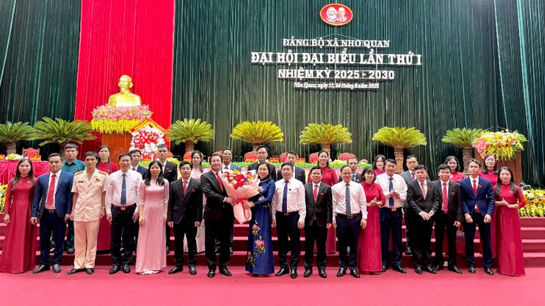 Các đại biểu chụp ảnh với Ban Chấp hành Đảng bộ xã Nho Quan, nhiệm kỳ 2025-2030. img-1220-1-1388.jpg