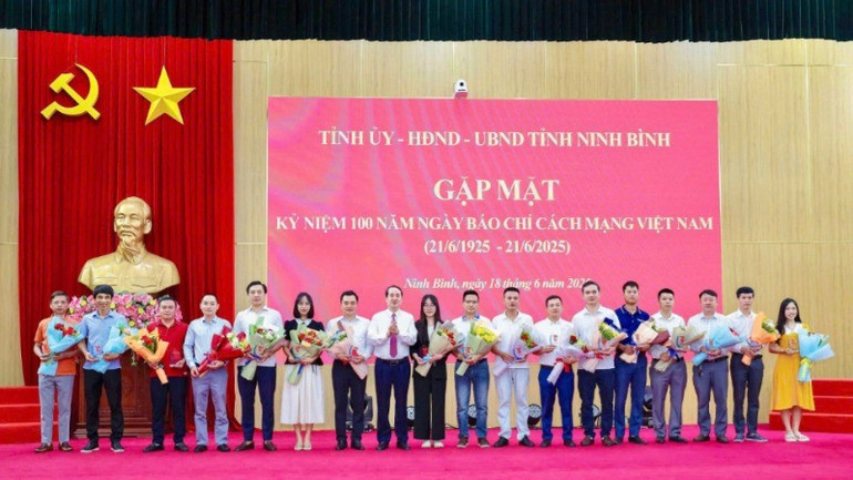 Đồng chí Mai Văn Tuất, Phó Bí thư Thường trực Tỉnh ủy, Chủ tịch Hội đồng nhân dân tỉnh Ninh Bình trao biểu trưng và tặng hoa cho các phóng viên cơ quan báo chí Trung ương thường trú tại Ninh Bình. f8684525-871e-40e3-98b0-c9499025c3ff-7693.jpg