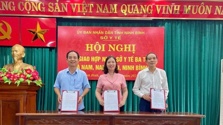 Giám đốc Sở Y tế ba tỉnh Hà Nam, Nam Định, Ninh Bình ký kết biên bản bàn giao. b691b0fe-2835-445b-b701-4f48c6662b91-9076.jpg