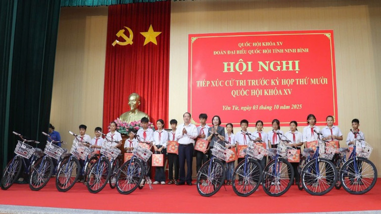 Đồng chí Nguyễn Thị Thanh, Phó Chủ tịch Quốc hội và đồng chí Mai Văn Tuất, Phó Bí thư Tỉnh Ủy, Chủ tịch Ủy ban Mặt trận Tổ quốc Việt Nam tỉnh Ninh Bình trao tặng quà và xe đạp tại xã Yên Từ. img-4800-4889.jpg