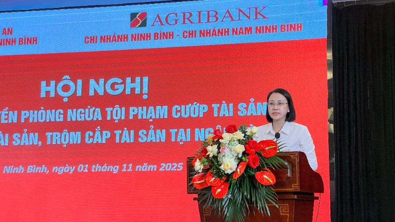 Bà Tống Thị Thu Quế, Phó Giám đốc Agribank Chi nhánh Ninh Bình phát biểu tại hội nghị. img-7572-1289.jpg