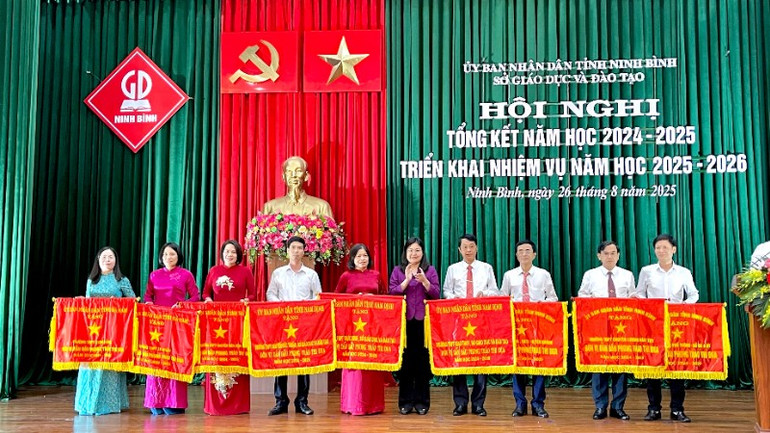 9 tập thể được nhận Cờ thi đua xuất sắc của Ủy ban nhân dân tỉnh Ninh Bình. img-2042-9573.jpg